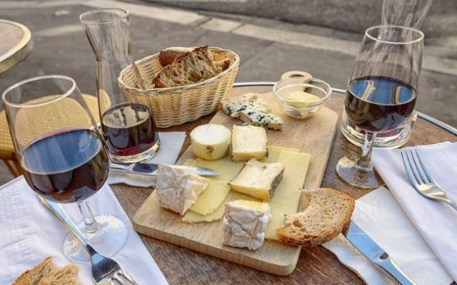 Reasons to book a tasmanian getaway cheese and wine