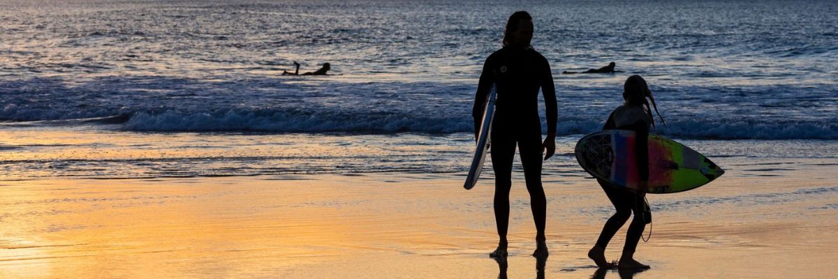 byron bay surfers